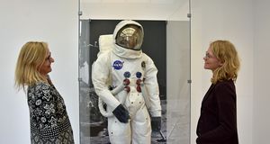 Dr. Christine Schönebeck, Leiterin des Stadtmuseums und Sarah Lieneke, wissenschaftliche Volontärin beim LWL Museumsamt, freuen sich den Besuchern der Ausstellung zahlreiche spannende Objekte zu zeigen. Foto: Stadt Lippstadt