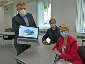 Werben für die Onlineumfrage zu den Lippstädter Klimavisionen und sind gespannt auf das Ergebnis: (v.l.) Bürgermeister Arne Moritz, Fachdienstleiter Björn Bühlmeier und Birgit Specovius (beide Fachdienst Stadtplanung und Umweltschutz). Foto: Stadt Lippstadt