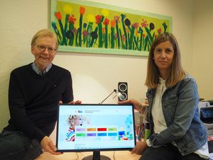 Frank Osinski und Kita-Leiterin Marzena Schnieders freuen sich über den neuen Internetauftritt der städtischen Kitas. Foto: Stadt Lippstadt