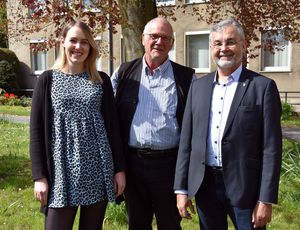 Martin Röper (r.) ist dem Aufruf der Stadt Lippstadt, sich ehrenamtlich für Geflüchtete zu engagieren, gefolgt und kümmert sich ab sofort ehrenamtlich um die Vermittlung von Wohnraum. Der Kontakt kam über Friedrich Auffenberg (M.) zustande, der den Fachdienst Soziales und Integration um Fachdienstleiterin Iris Faulhaber (l.) bei der Koordinierung der ehrenamtlichen Angebote unterstützt.  Foto: Stadt Lippstadt