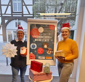 Sabrina Janetzky und Laura Timmer (v. l.) werden mit einem Team von Ehrenamtlichen aus dem Lokalen Bündnis für Familie die Weihnachtswerkstatt im Lippstädter Rathaus betreuen. Foto: Stadt Lippstadt