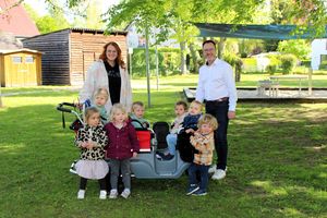 Michael Götte vom Stiftungsvorstand übergab den Turtle Bus an Julia Rymar und Kinder aus der Kita in Hörste. Foto: privat
