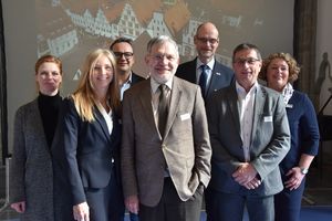 Der scheidende Vorsitzende Christof Sommer (dritter v. r.) und seine Mitarbeiter geben den Stab an Dr. Reiner Austermann (m.) und sein Team weiter. Foto: Stadt Lippstadt