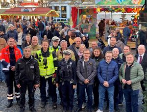 Auf eine „ganz besondere Herbstwoche“ mit einer „durchweg positiven Stimmung“ blicken die Beteiligten zurück. Zum Abschlussfoto kamen am späten Sonntagnachmittag neben Bürgermeister Arne Moritz (r.) und KWL-Geschäftsführerin Carmen Harms (7.v.r.) Vertreter von Ordnungsamt, Polizei, Feuerwehr, Rettungsdienst, Malteser Hilfsdienst, Sicherheitsdienst und Schaustellern auf dem Rathausplatz zusammen.  Foto: Stadt Lippstadt