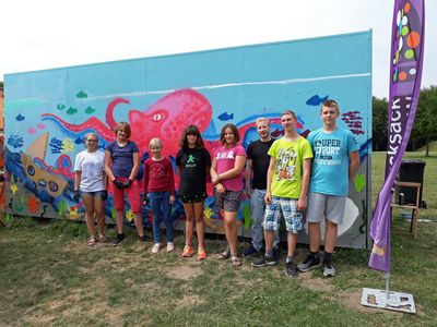 Die Teilnehmer des Graffitiprojektes freuen sich über das Kunstwerk, das sie innerhalb von zwei Tagen erstellt haben. Foto: Stadt Lippstadt