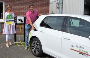 Frauke Mönkeberg, VHS-Leitung und Siegfried Müller, Geschäftsführer der Stadtwerke Lippstadt GmbH stellen den Vortrag zur E-Mobilität vor. Foto: VHS Lippstadt