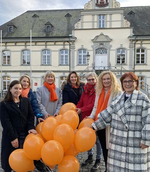 (v.l.n.r.) Machen auf den Aktionstag am 25. November aufmerksam: Daniela Franken, Dr. Marlies Wigge, Dr. Bianca Mertens, Dr. Eva Brinkmann, Elisabeth Grezelka, Nicole Schlepphorst und Roswita Lauber. Foto: Stadt Lippstadt