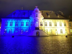 Rathaus wird in den ukrainischen Nationalfarben angestrahlt. Foto: Stadt Lippstadt
