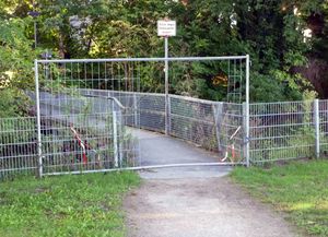 Von beiden Seiten haben Unbekannte die Absperrgitter an der Brücke über den Ochsengraben großflächig aufgeschnitten. Die Brücke war aus Sicherheitsgründen gesperrt worden. Foto: Stadt Lippstadt