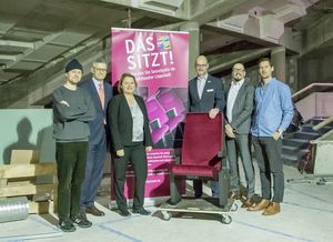 Die Patenschaft für fünf Theatersessel übernimmt der Städtische Verkehrsverein. Bei einer Führung über die Theaterbaustelle überraschte der Vorstand um den Vorsitzenden Stefan Hoffmann (2.v.l.) mit dieser Nachricht die Verantwortlichen von Stadt Lippstadt und KWL.  Foto: privat