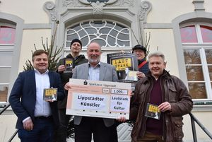 Freuen sich über 200 verkaufte CDs und einen Erlös von 1.000 Euro für die Lippstädter Musikszene: (v.l.n.r.): Bürgermeister Arne Moritz, Künstler Frank Seyda, die Organisatoren Mathias Marx und Norbert Hillebrand sowie Roger Bretthauer vom der Kantorei Lippstadt. Foto: Stadt Lippstadt