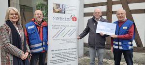 Ehrenamtliche spenden für Ehrenamtliche: Heiner Wixmerten (r.) und Hubert Sommer (zweiter v. l.) von den Busbegleitern übergaben im Beisein von Sylvia Helmig vom Seniorenbüro der Stadt Lippstadt eine Spende von über 300 Euro an Dieter Dreier (zweiter v. r.) vom Verein „Gemeinsam statt einsam“.  Foto: Stadt Lippstadt