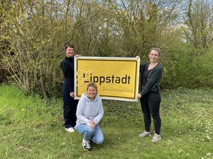 (v.l.n.r.) Sonja Kiekens, Kathrin Militzer und Leonie Dietscheid vom Jugend- und Familienbüro freuen sich auf die Ferienspielstadt Flippstadt. Foto: Stadt Lippstadt