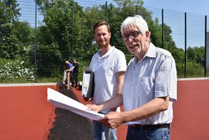 Die rote Deckschicht für den Fallschutz ist fast fertiggestellt: Lother Dreckhoff und Daniel Roderfeld sind mit dem Ergebnis zufrieden. Foto: Stadt Lippstadt