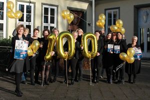 100 Jahre VHS: Frauke Mönkeberg, VHS-Leiterin, und ihr Team stellen das aktuelle Programmheft vor. Foto: VHS Lippstadt