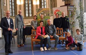  Für ihre insektenfreundlichen Vorgärten verliehen Fachbereichsleiter Heinrich Horstmann (l.) und Bürgermeister Christof Sommer in der Jakobikirche Preise an: Viola und Bernd Manereck mit ihren beiden Töchtern (r.), Friedbert Hoppe und Martina Hoppe-Möring (auf der Bank) sowie Bernhard Sowka und Annette Holtdirk (hinten Mitte).  Foto: Stadt Lippstadt