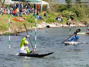 Wildwasser-Kajakfahrer auf der Lippe