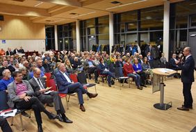 Über 180 Interessierte waren zur Auftaktveranstaltung für das Klimabündnis Lippstadt gekommen, um sich über die Idee des Klimabündnisses und die weiteren Schritte zu informieren. Foto: Stadt Lippstadt