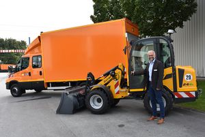 Baubetriebshofleiter Daniel Utzel präsentiert zwei weitere „Alternative“ im städtischen Fuhrpark: Den CNG-betriebenen Kastenwagen und den vollelektrischen Radlader. Foto: Stadt Lippstadt