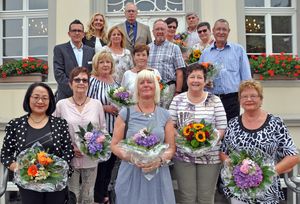 Dank und Glückwünsche gab es für sechs Jubilare und gleich sieben Ru-heständler von der Ersten Beigeordneten und Kämmerin Karin Rodeheger (letz-te Reihe, l.), Hartmut Neutzler, Fachbereichsleiter Zentraler Service (vorletzte Reihe, l.) und Marion Wicker (vorletzte Reihe, 2.v.l.) vom Personalrat.  Foto: Stadt Lippstadt