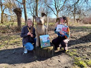 In den Osterferien wollen Sabrina Janetzky und Sonja Kiekens vom Jugend- und Familienbüro der Stadt Lippstadt Kindern ein Walderlebnis bieten und sie auf ein Duftabenteuer einladen. Foto: Stadt Lippstadt