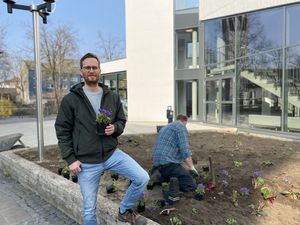 Die neue Bepflanzung am Stadttheater bietet in Zukunft ein Zuhause für zahlreiche Insekten. Daniel Roderfeld vom Fachdienst Grünflächen der Stadt Lippstadt hat das Projekt begleitet. Foto: Stadt Lippstadt