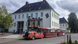 Walibo Express vor dem Museum Abtei Liesborn