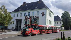Walibo Express vor dem Museum Abtei Liesborn