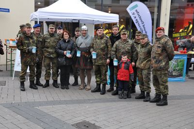 Mit „prominenter“ Unterstützung hofft die Reservistenkameradschaft auch in diesem Jahr auf eine hohe Spendenbereitschaft der Lippstädter Bevölkerung. Archivfoto: Stadt Lippstadt