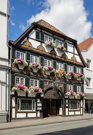 Im Oktober präsentiert sich Lippstadt mit der Gaststätte „Goldener Hahn“ im Denkmalkalender. Foto: Jörg Hempel, Aachen.