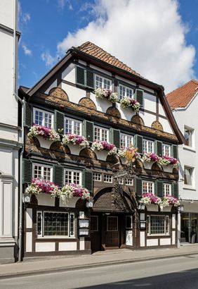 Im Oktober präsentiert sich Lippstadt mit der Gaststätte „Goldener Hahn“ im Denkmalkalender. Foto: Jörg Hempel, Aachen.