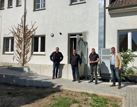 Zufriedene Gesichter in Bökenförde: Jörg Strohmeier vom Fachdienst Gebäudewirtschaft der Stadt Lippstadt, Kulturringsvorsitzender Michael Schulte, Ortsvorsteher Hendrik Wieneke-Stöcker und Christian Kleineheilmann vom Fachdienst Bauverwaltung der Stadt Lippstadt (v.l.) freuen sich, dass mit dem barrierefreien Zugang zum Gemeindezentrum der erste Schritt auf dem Weg zu „Gemeinsamen Mittagstisch“ gemacht ist. Foto: privat