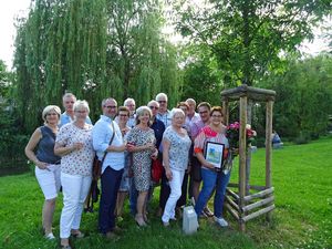 55 Blumen und einen Baum erhält Martina Harnisch von ihrem Mann Claus Harnisch und Freunden zum 55. Geburtstag. Foto: Stadt Lippstadt
