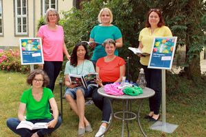 Das VHS-Team freut sich auf das neue Semester mit einem abwechslungsreichen Angebot in allen Bereichen: (vordere Reihe von links) Terry Rotherham-Dreyer, Melanie Bathan, Heike Knoche, (hintere Reihe von links) Maria Bruns, Nadine Zittlau (VHS-Leitung), Christine Müller-Hilgert. Foto: VHS Lippstadt, Anröchte, Erwitte, Rüthen, Warstein