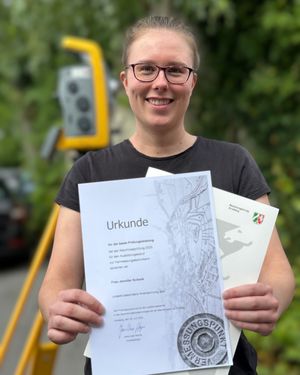 Jenny Schenk ist Jahrgangsbeste im gesamten Regierungsbezirk Arnsberg im Ausbildungsberuf Vermessungstechniker/-in und Geomatiker/-in des Abschlussjahrgangs 2025. Foto: Stadt Lippstadt