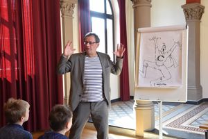 Autor Rüdiger Bertram mit seiner Figur „Coolman“. Foto: Stadt Lippstadt