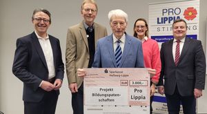 3000 Euro für das städtische Projekt „Bildungspatenschaften“: Frank Osinski (zweiter v. l.) freute sich über den Scheck, den Stiftungsvorsitzender Franz Klocke (m.) gemeinsam mit den weiteren Vorstandsmitgliedern überreichte. Auch Bürgermeister Arne Moritz freute sich über die Unterstützung für das städtische Projekt.   Foto: Stadt Lippstadt