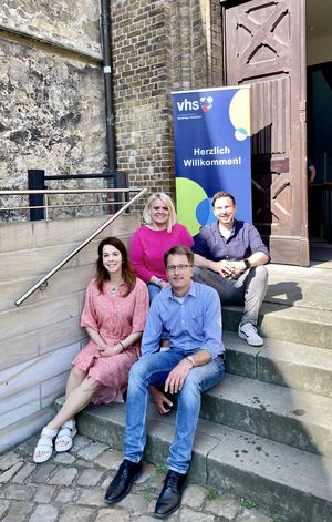 Die Verantwortlichen der Volkshochschulen freuen sich auf die gemeinsame Fahrt nach Höxter (v.l.n.r.): Anja Plesser (VHS Soest), Nadine Zittlau (VHS Lippstadt), Dr. Tobias Schulte (VHS Arnsberg), Tobias vom Endt (VHS Werl). Foto: Volkshochschule