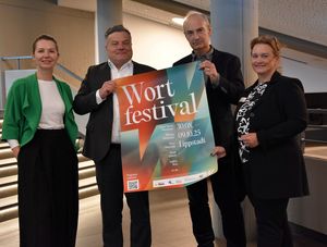 Stellten das Programm des diesjährigen Wortfestivals vor (v.l.): Anna Maria Katz, Fachbereichsleiterin Kultur und Bildung (Stadt Lippstadt), Bürgermeister Arne Moritz, Matthias Kornemann, Künstlerischer Leiter des Wortfestivals und Frauke Kämmerling, Geschäftsbereichsleitung Kultur (KWL). Foto: Stadt Lippstadt