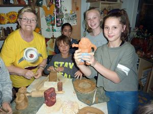 Lilo Geiger stand den Teilnehmern des Tonworkshops mit Anregungen und Hilfestellung zur Seite.  Foto: Stadt Lippstadt