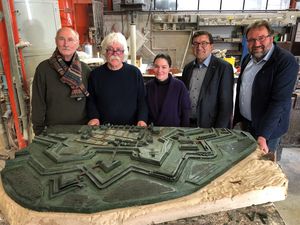 In der Gießerei wurde vom Originalmodell durch eine Negativform ein zweites Wachspositiv erstellt. Über die nächsten Arbeitsschritte informierten sich Dieter Mathmann (r.), Dr. Gunter Hagemann (l.), Künstler Egbert Broerken (zweiter v. l.), Siegfried Müller (zweiter v. r.) bei der Leiterin der Gießerei Miriam Schwab (m). Foto: Stadt Lippstadt