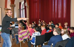 Autor Simak Büchel las in der Thomas-Valentin-Stadtbücherei und freute sich über die vielen Fragen und Beiträge der Zweitklässler der Friedrichschule. Foto: Stadt Lippstadt