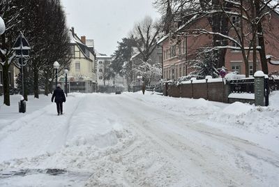 Auf Straßen und Wegen türmt sich der Schnee. Die Mitarbeiter des Baubetriebshofes sind im Dauereinsatz, um den Schneemassen Herr zu werden. Foto: Stadt Lippstadt