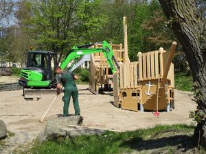 Das neue Spielschiff am Piratenspielplatz steht und auch der Sand wurde ausgetauscht. Foto: Stadt Lippstadt
