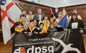 Traditionell übergeben die Pfadfinder das Friedenslicht im Rathaus an den Bürgermeister. Foto: Stadt Lippstadt