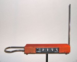 Das Theremin ist ein elektronisches Musikinstrument, das berührungslos gespielt wird. 