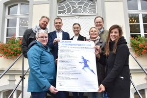 Hoffen auf rege Beteiligung bei den Männergesundheitswochen: (v.l.n.r.) An-drea Birkenhauer, Verbraucherzentrale NRW, Uwe Borchardt, GYM, Thomas Westermann, BARMER, Elina Teichrib und Matthias Gerlach, Dreifaltigkeits-Hospital Lippstadt, Susanne Musga, Evang. Krankenhaus Lippstadt und Mari-na Vogel, stellv. Gleichstellungsbeauftragte Stadt Lippstadt. Foto: Stadt Lippstadt