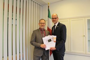 Ferdinand Aßhoff (Bezirksregierung Arnsberg) und Bürgermeister Christof Sommer (Stadt Lippstadt). Foto: Bezirksregierung Arnsberg