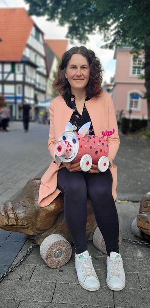 Elisa Stellmacher vom Jugend- und Familienbüro zeigt, wie ein viertes Schwein aussehen könnte.