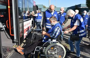 Mit Rollstuhl und Co. in den Bus einsteigen will gelernt sein: Die Busbegleiter üben dafür ganz praktisch auf dem Gelände der RLG. Foto: Stadt Lippstadt